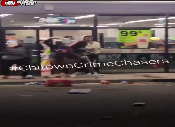 Video :40 people were arrested when a 7-Eleven grocery shop in Chicago was looted